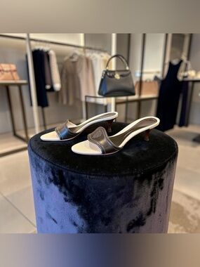 Authentic Vintage Rare Luxury Minimalist Hysteria Crest Gucci Sandals